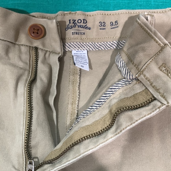 Izod 32 inch waist shorts. Inseam 9.5 - Picture 3 of 4